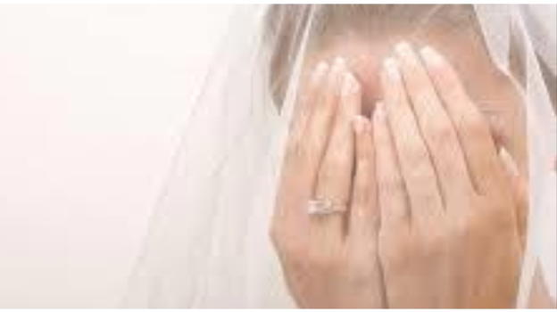 Sposa fugge durante il pranzo di matrimonio: «Oddio aiuto, mio marito è un mostro»
