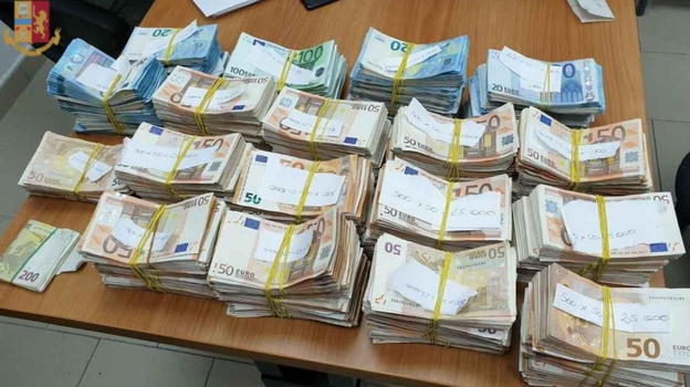 Fruttivendolo trova 28 mila euro nella cassetta dei cavoli, poi la scoperta