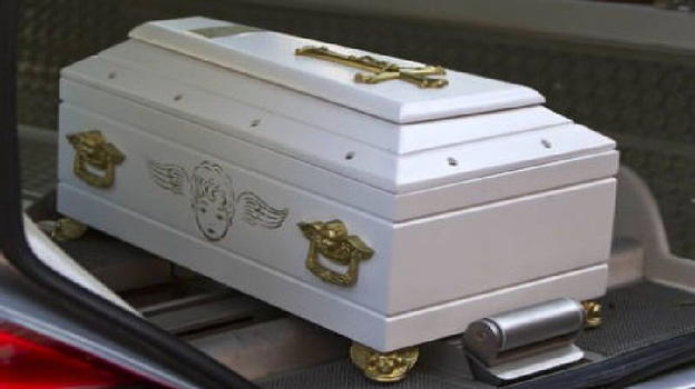 Muore a 18 mesi, mamma non va ai funerali. Le sue dichiarazioni sono un colpo al cuore