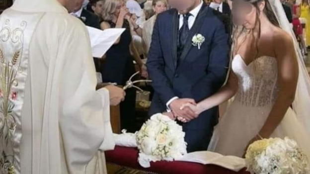 La figlia si sposa, il padre la umilia con uno strano regalo