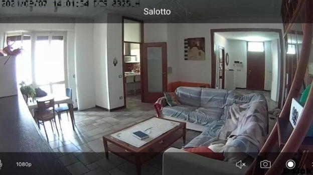 Riprende la moglie da sola con i bambini: quello che scopre è da brividi