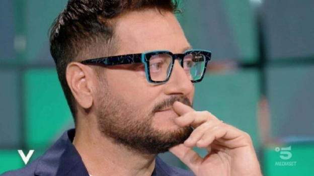 Enrico Papi in lutto: "Venuta a mancare in un modo assurdo.."