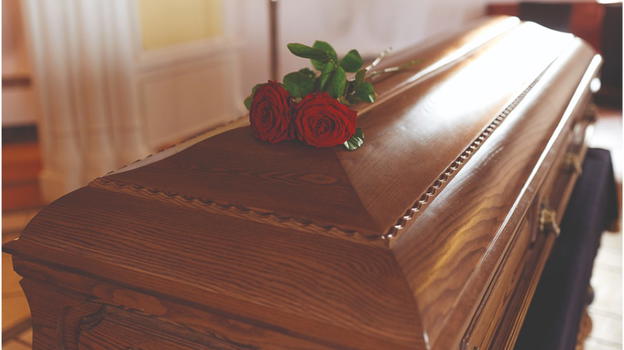 24enne muore, l’agenzia funebre si rifiuta di procurare bara