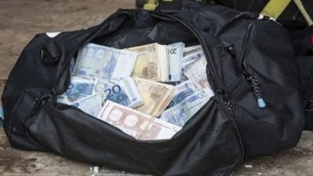 Donna va a confessarsi, alla fine il prete le consegna 10mila euro