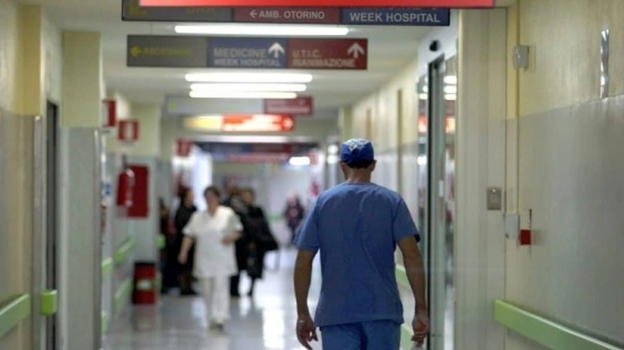 Moglie costringe marito a guardare film piccanti, lui finisce in ospedale