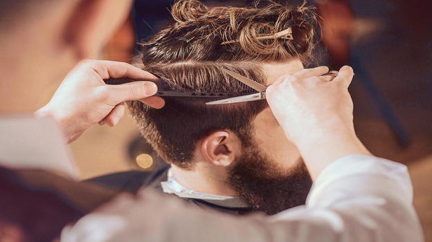 Va a farsi i capelli, a fine taglio la strana sorpresa per il barbiere