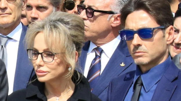 "Papà, questo è per te" Il gesto dei figli Marina e Pier Silvio per Berlusconi