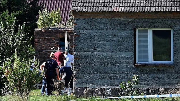 Lui 54 anni, con la figlia 20enne: trovati i bambini murati