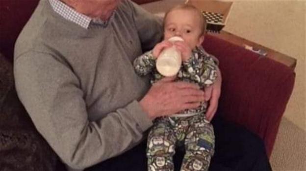 Il nonno da da mangiare alla nipotina, poi la brutta scoperta nel biberon