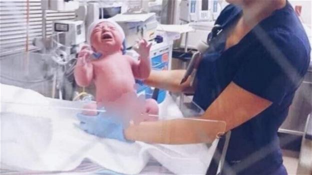 Fa nascere il bimbo, poi l’infermiera si rifiuta di assistere la madre