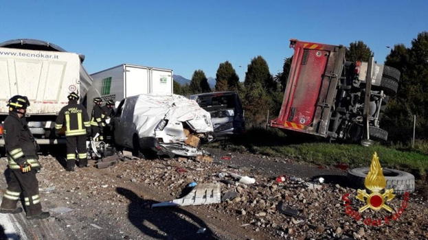 Italia, scontro in autostrada: coinvolti tre camion e due auto