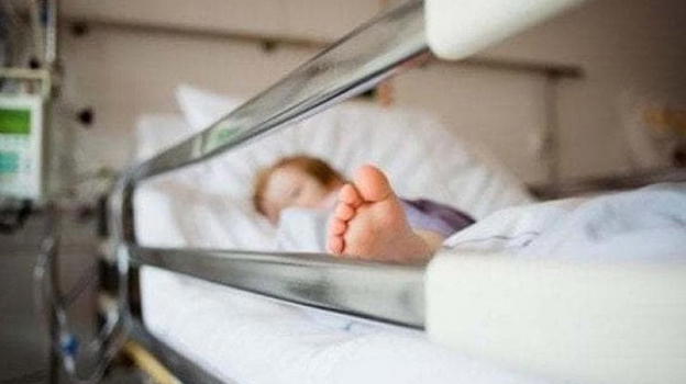 Lasciano il figlio di un mese senza cibo, non ce l’ha fatta