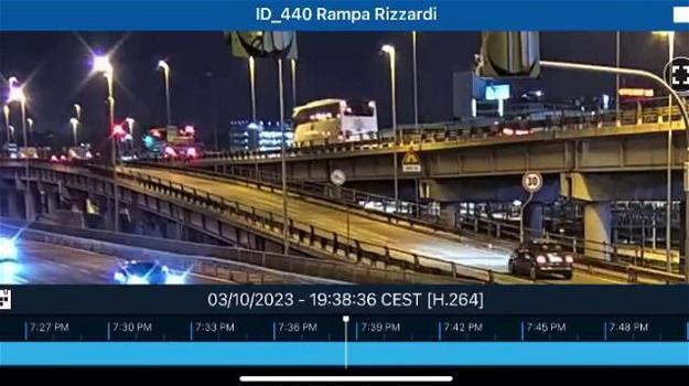 Bus precipitato a Mestre, spunta il video dell’incidente: "Guardate cosa fa l’autista"