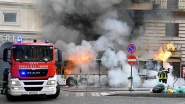 Italia, autobus carico di studenti in fiamme
