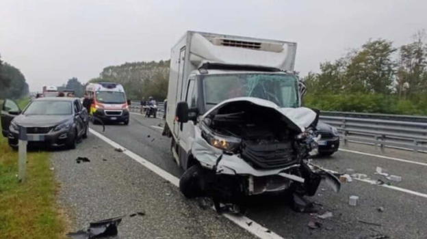 Schianto in autostrada, quattro mezzi coinvolti: traffico in tilt