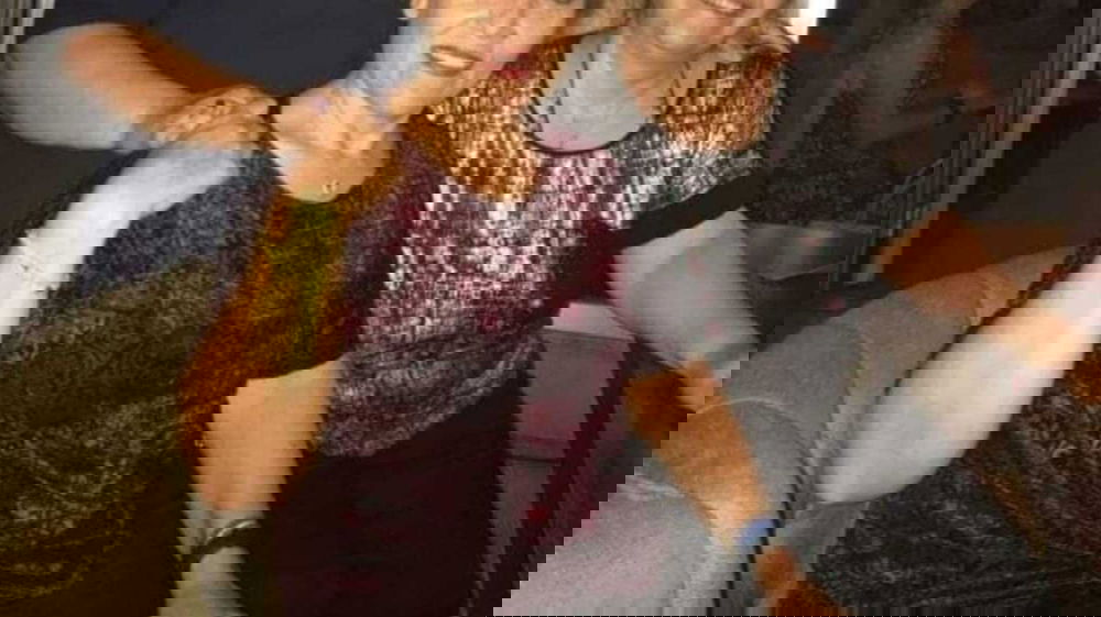 Scherzano al pub e si fanno le 4 di notte, 2 di loro vanno in bagno ed avviene l’assurda scoperta