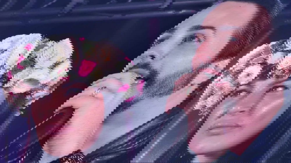 Il cantante Italiano e la moglie finiscono dieteo le sbarre: il motivo è molto serio