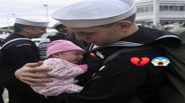 Militare torna a casa e abbraccia la figlia, poi vede la moglie sotto e scopre che…