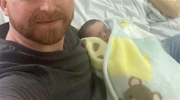 Loro figlio nasce, ma poco dopo un medico lo strappa dalle loro braccia