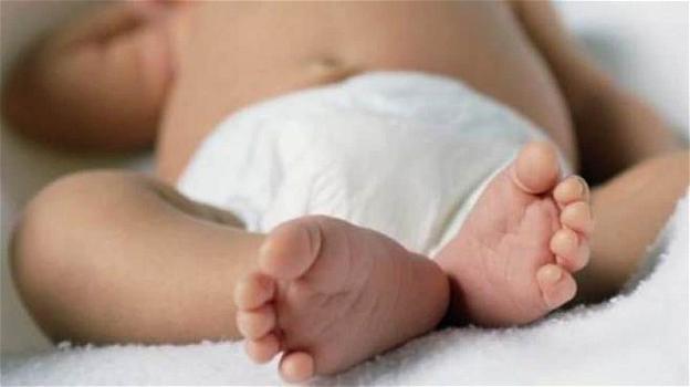 Italia, i genitori le cambiano il pannolino, ma la figlia neonata è deceduta