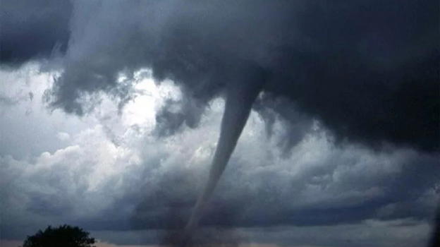 Tromba d’aria si scatena in Italia: tetti scoperchiati e ingenti danni