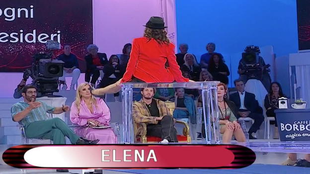 Uomini e Donne, la sfilata della dama lascia tutti a bocca (e occhi) aperti: "Ma è senza.."