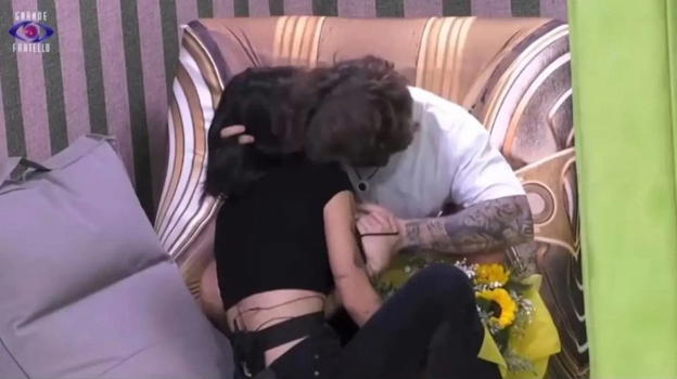 “Mi fai impazzire". Dopo le tensioni della scorsa puntata, scatta il bacio al GF