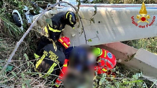 Italia, aereo precipita e si schianta al suolo: chi c’è a bordo
