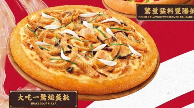 Pizza con serpente, impazza la nuova moda