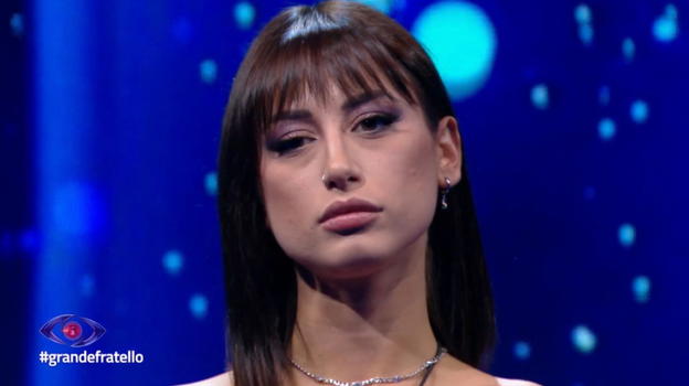 Letizia del Grande Fratello accusa: “Mi ha messo le mani addosso”