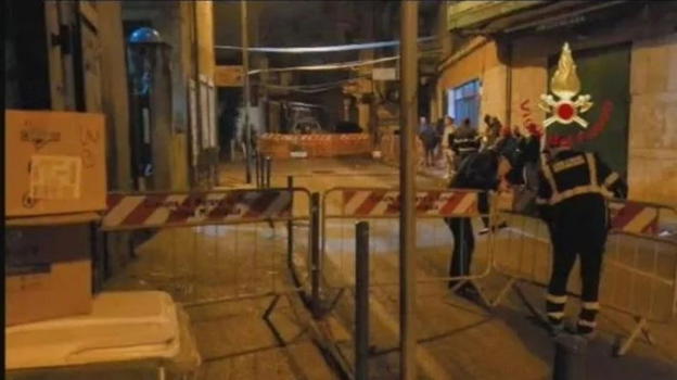 Prima un forte boato poi le fiamme, soccorritori in azione senza sosta