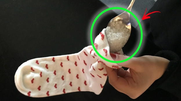 Metti del sale caldo in un calzino e poi mettilo dietro l’orecchio: lo fanno tutti per..