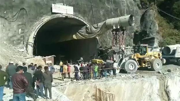Il tunnel è crollato, ci sono almeno 40 operai intrappolati all’interno