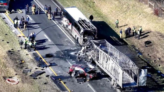 Autobus carico di studenti si schianta con un Tir: il bilancio