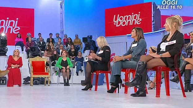Uomini e donne, Maria De Filippi non ci sta più: la caccia dal programma