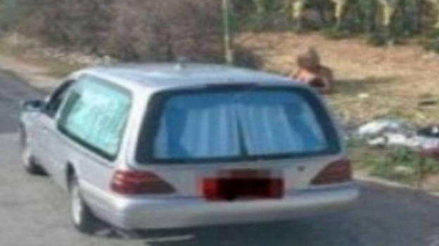 "Vieni, sali. Dietro ce n’è di posto" . Il video è virale