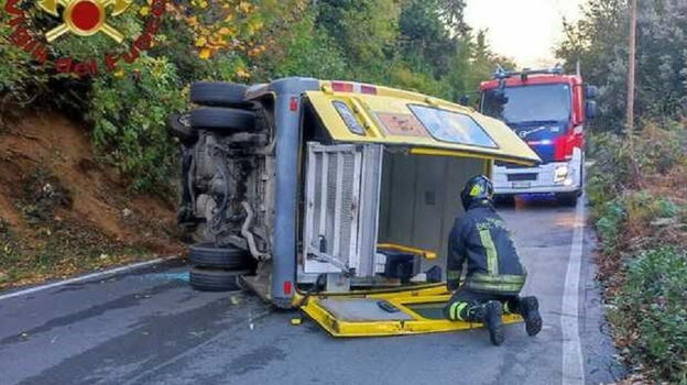 Terribile schianto, lo scuolabus carico di bambini si è ribaltato poco fa