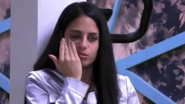 Grande Fratello, poco fà Perla è crollata in lacrime: la reazione di Mirko
