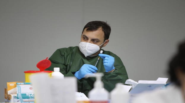 Nuovo virus, una variante estremamente contagiosa: gli 8 sintomi a cui fare attenzione