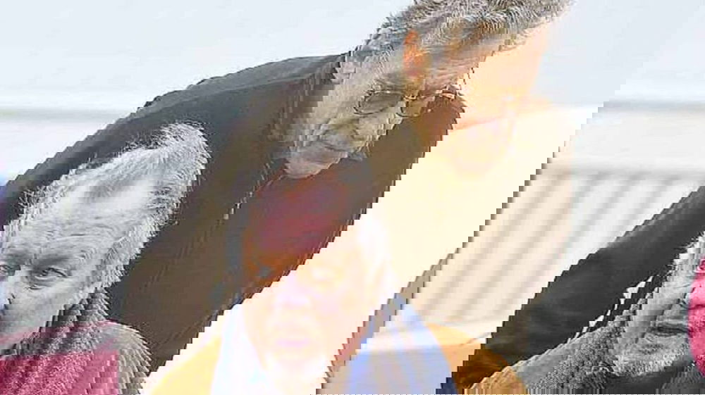 La foto simbolo della vera amicizia: i due miti della tv ora si supportano a vicenda