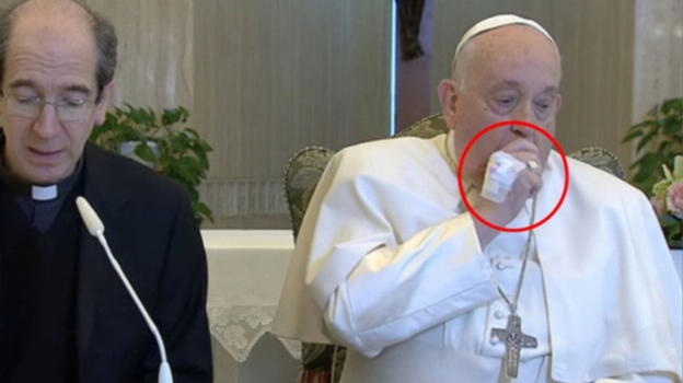 Papa Francesco, spunta un cerotto sulla mano: ecco cosa è emerso