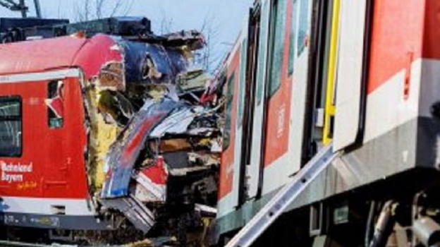 Italia, treno travolge camion fermo sui binari ci sono perone decedute