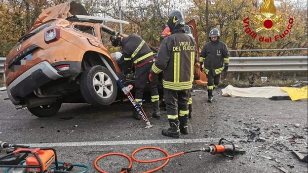 Italia, diverse persone perdono la vita: la scoperta in auto