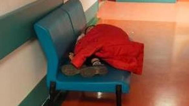 Fotografato così in ospedale, la scoperta