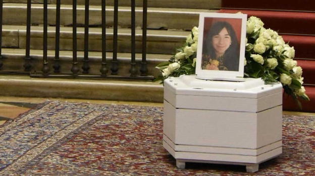 Giulia Cecchettin, un uomo si è avvicinato sulla sua bara ed ha…
