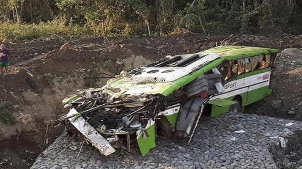 Autobus carico di passeggeri precipita in un burrone: decine di persone decedute