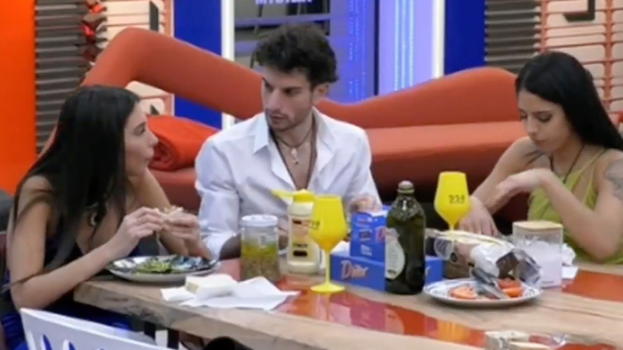Greta confessa tutto a Perla, la reazione