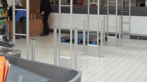 Va al supermercato per fare acquisti e viene umiliato da un addetto alla sicurezza