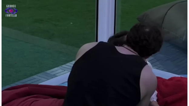 Grande Fratello, scatta il bacio tra i 2 concorrenti della Casa