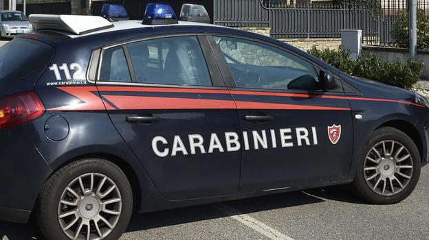 Donna trovata senza vita in un baule nascosto in camera da letto